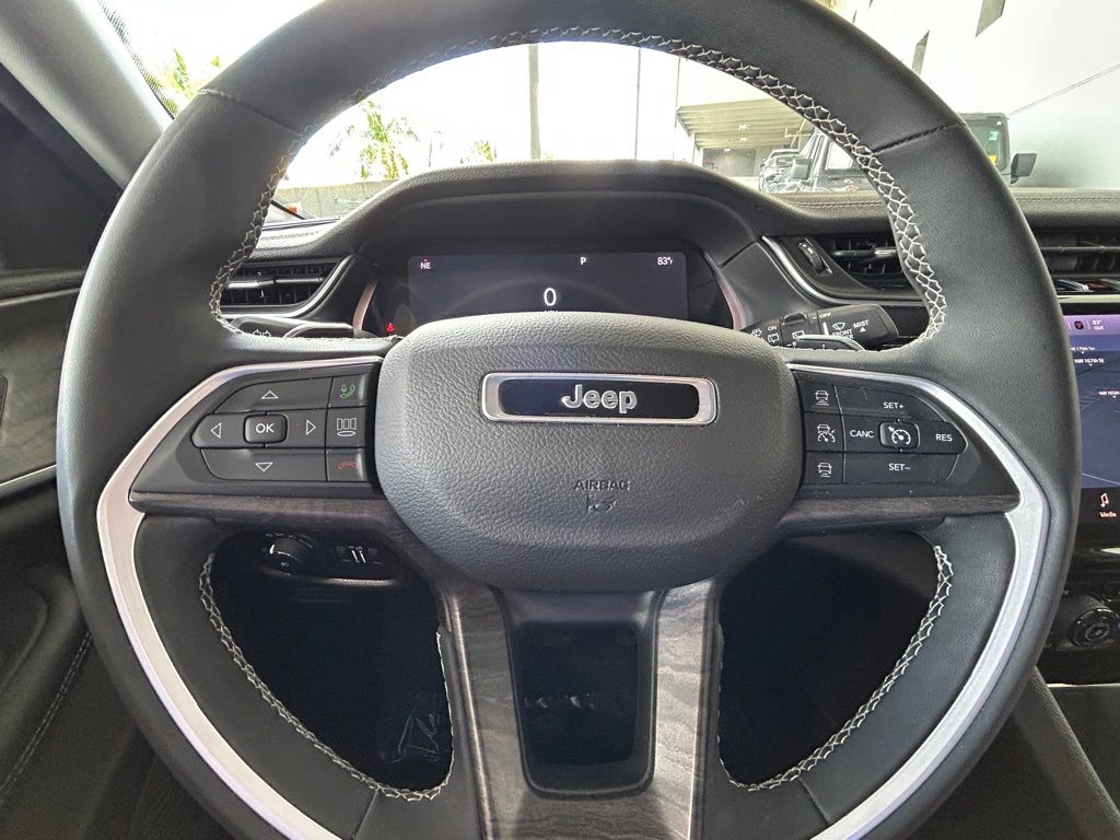 Used 2023 Diamond Black Crystal Pearlcoat Jeep Limited image 15