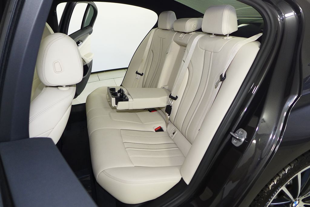 Thumbnail: 2021 BMW 5 Series - 21