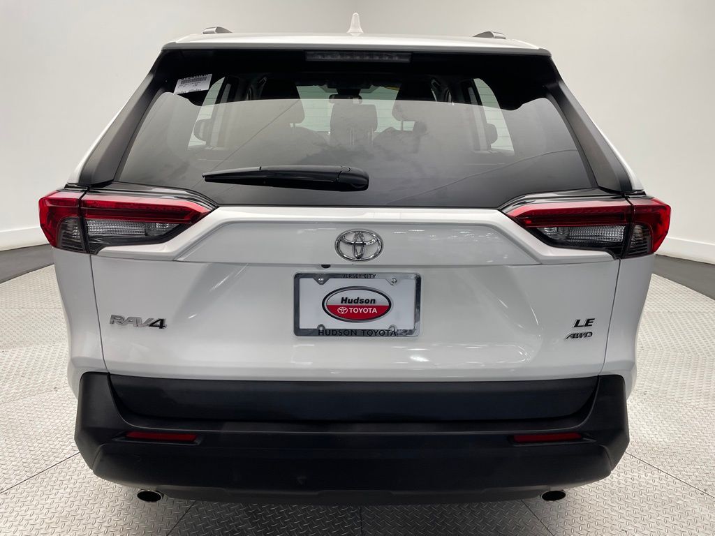 2020 Toyota RAV4 LE 6