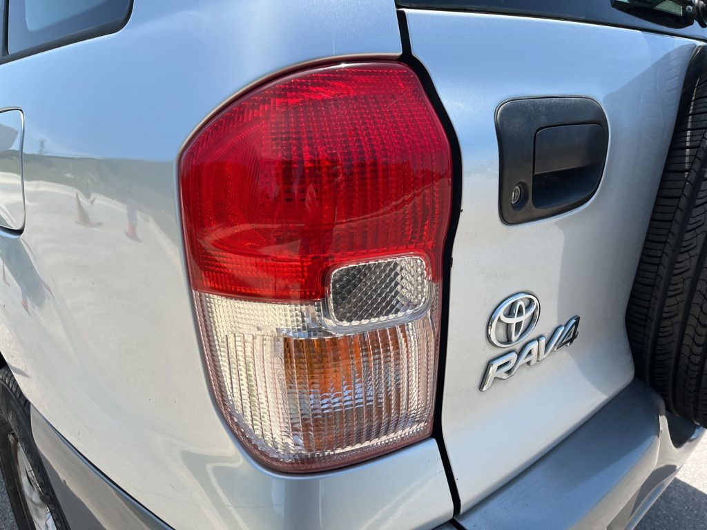 2003 Toyota RAV4 Base 7