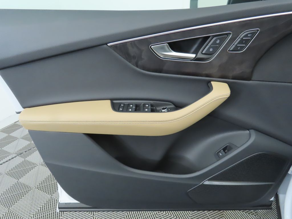 2025 Audi Q7  26