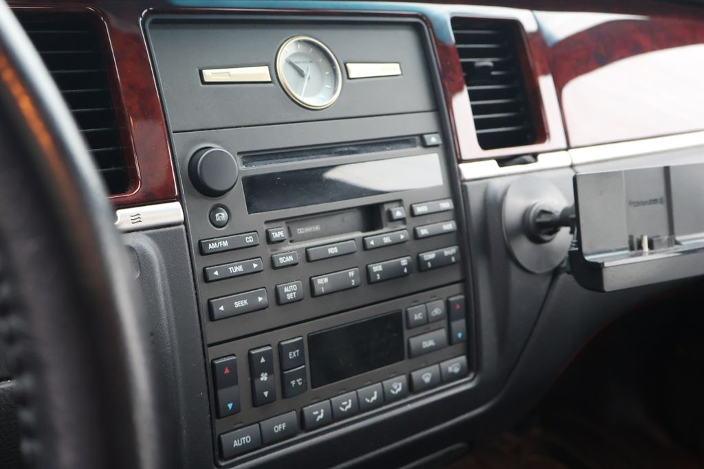 Thumbnail: 2004 Lincoln Town Car - 16