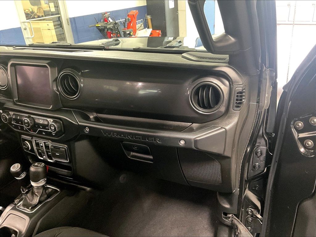 2021 Jeep Wrangler — photo 13