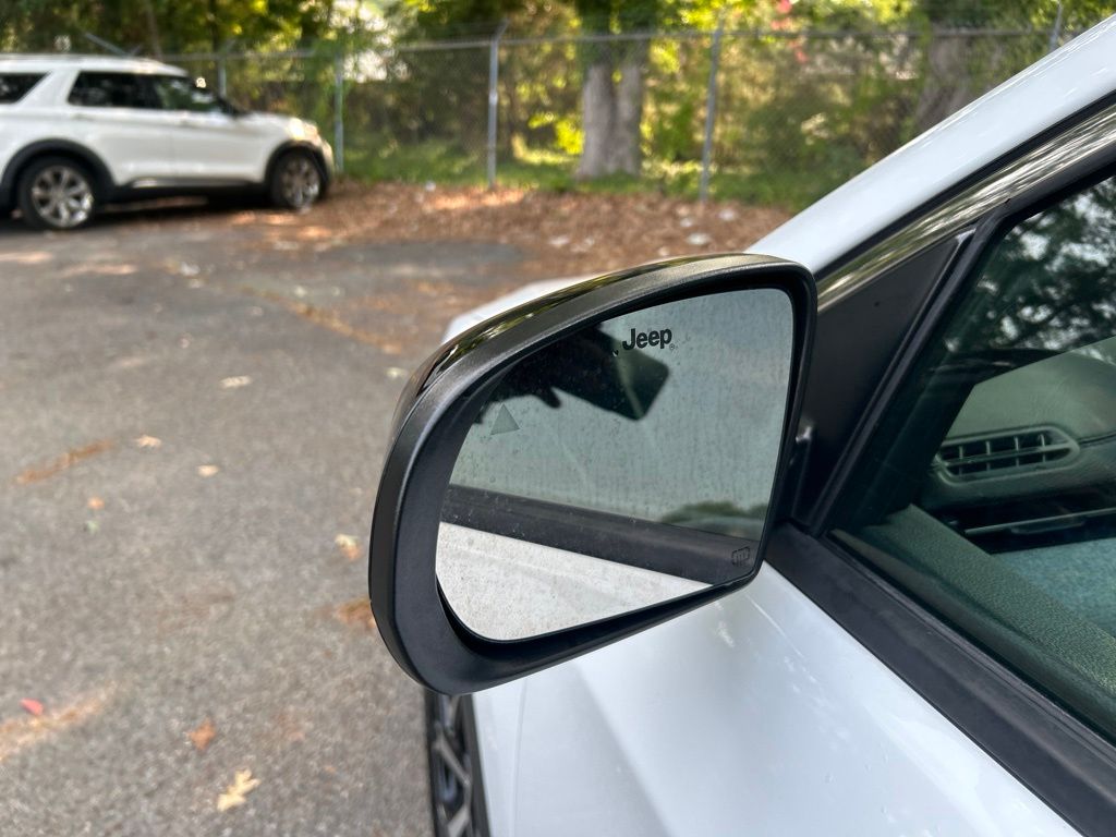 Used 2024 White Jeep Latitude image 12