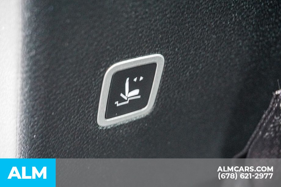 Used 2025 White Chrysler Limited image 39