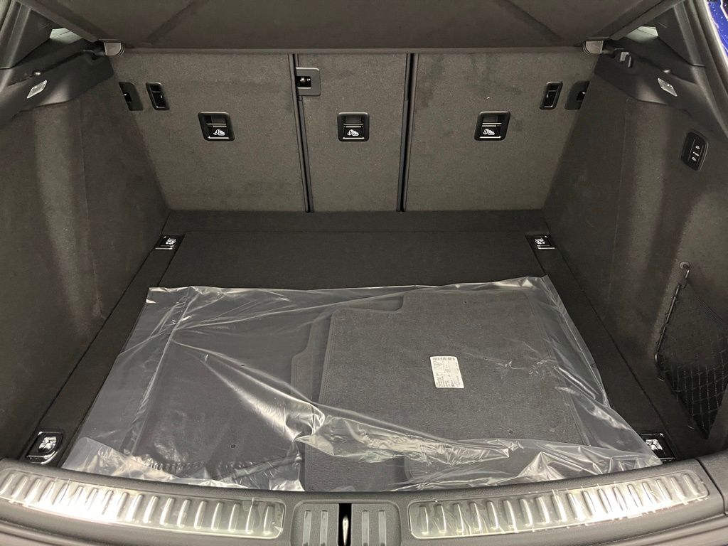 Thumbnail: 2026 Porsche Macan - 27