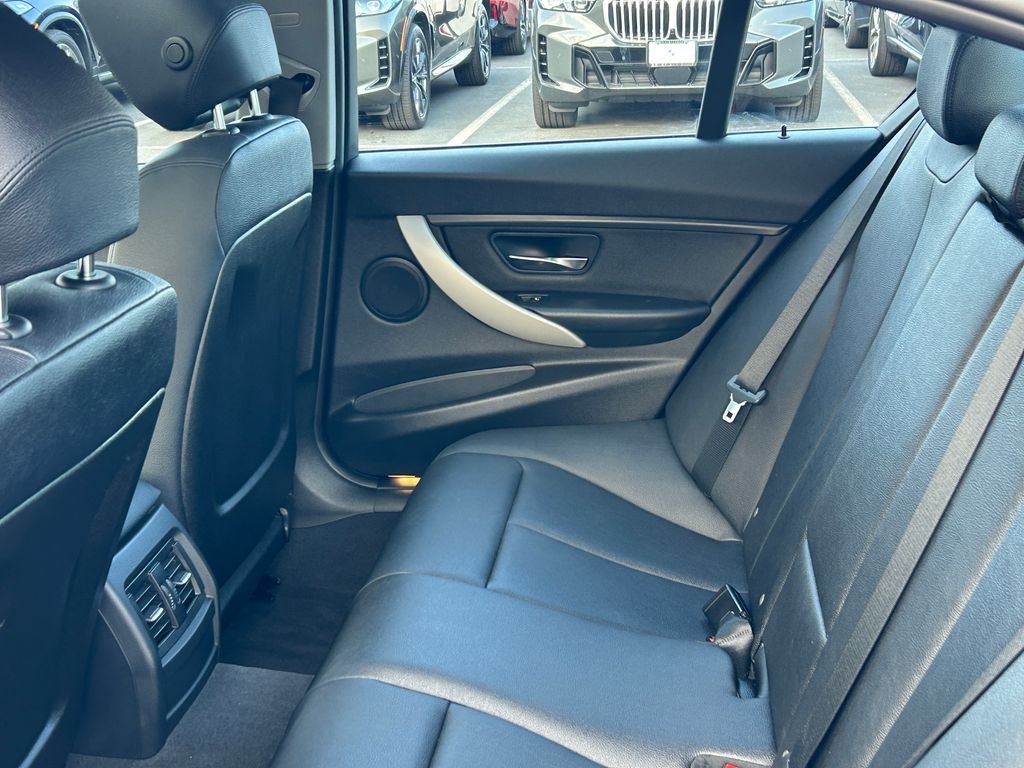 2013 BMW 3 Series 320i 28