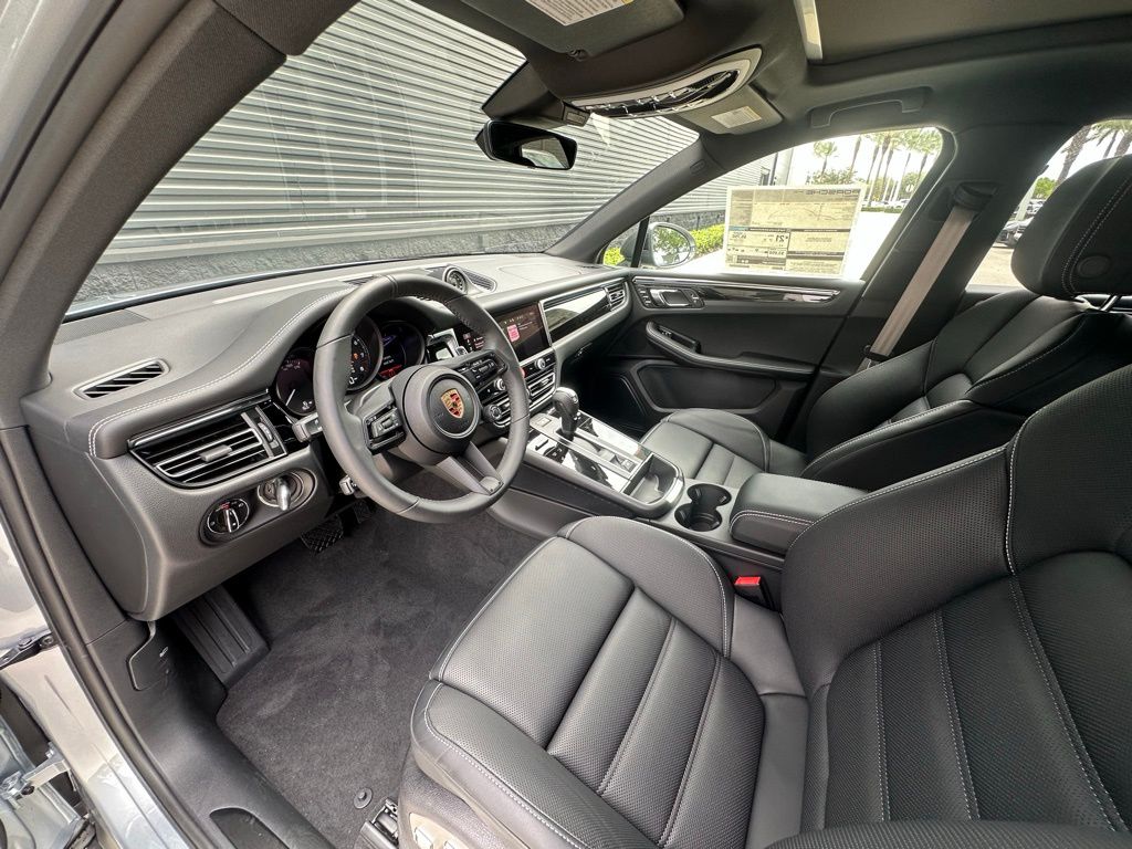 Thumbnail: 2025 Porsche Macan - 4