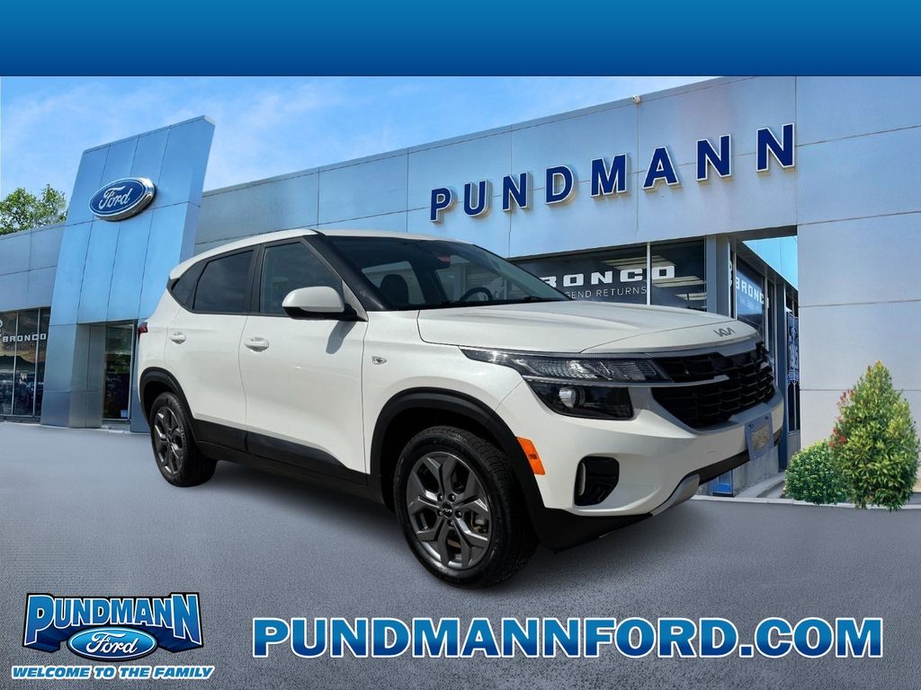 Snow White Pearl 2024 Kia Seltos SUV / Crossover All-Wheel Drive Continuously Variable Transmission