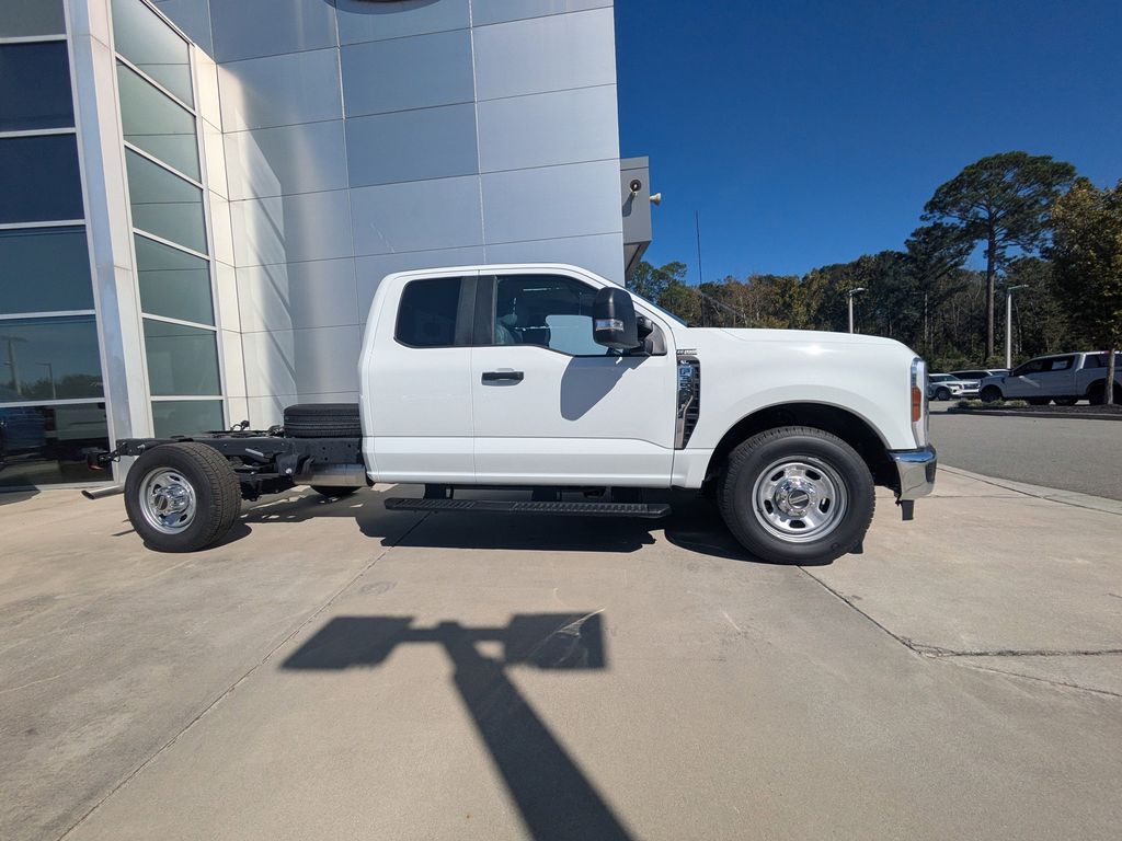 2025 Ford F-350 Chassis XL