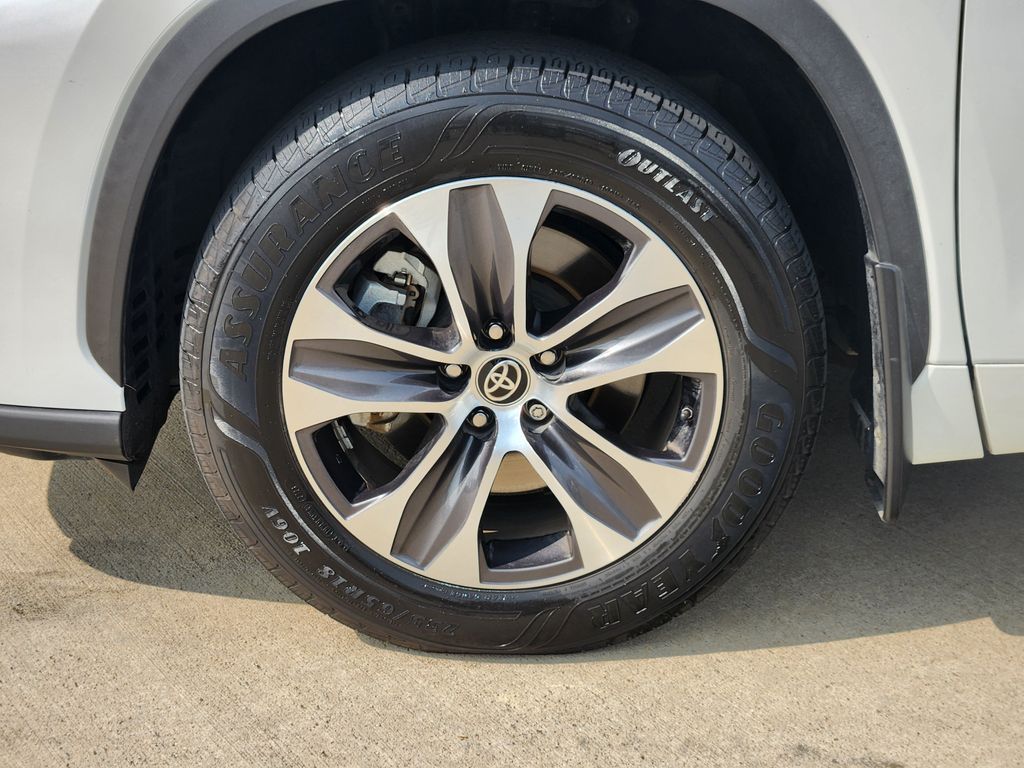 2022 Toyota Highlander Hybrid XLE Beige at Toyota of Victoria