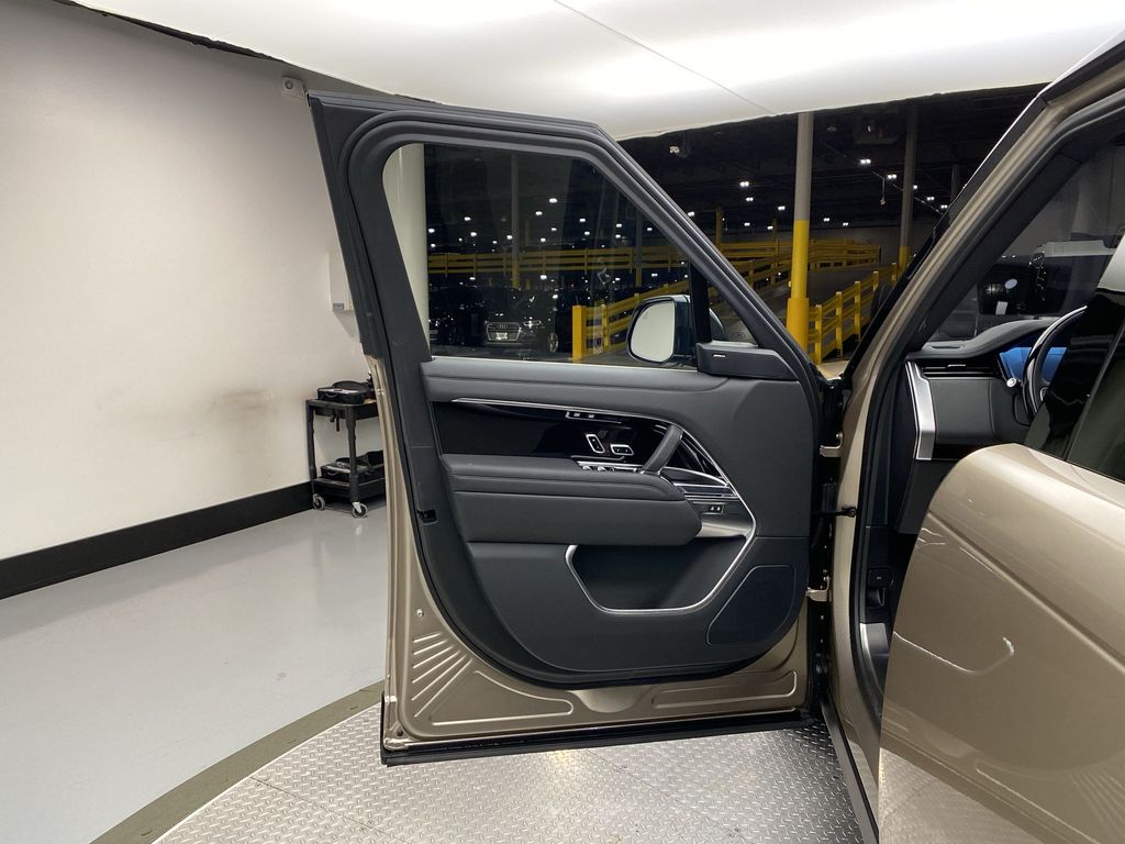 Thumbnail: 2023 Land Rover Range Rover - 14