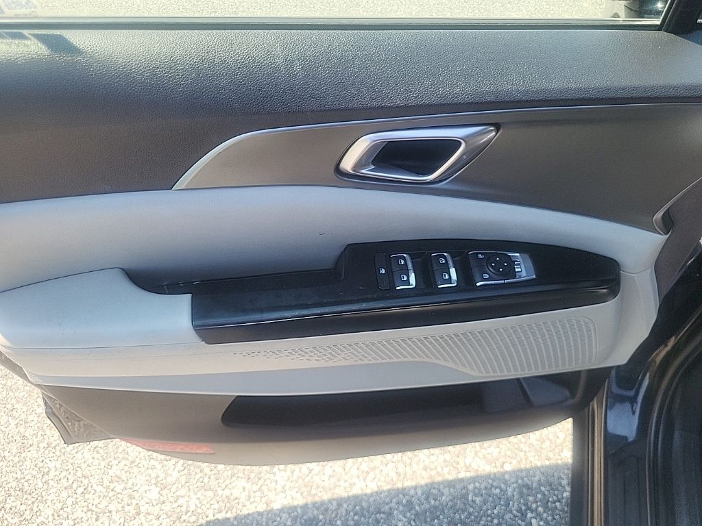 2022 Black Kia Carnival LX FWD Van