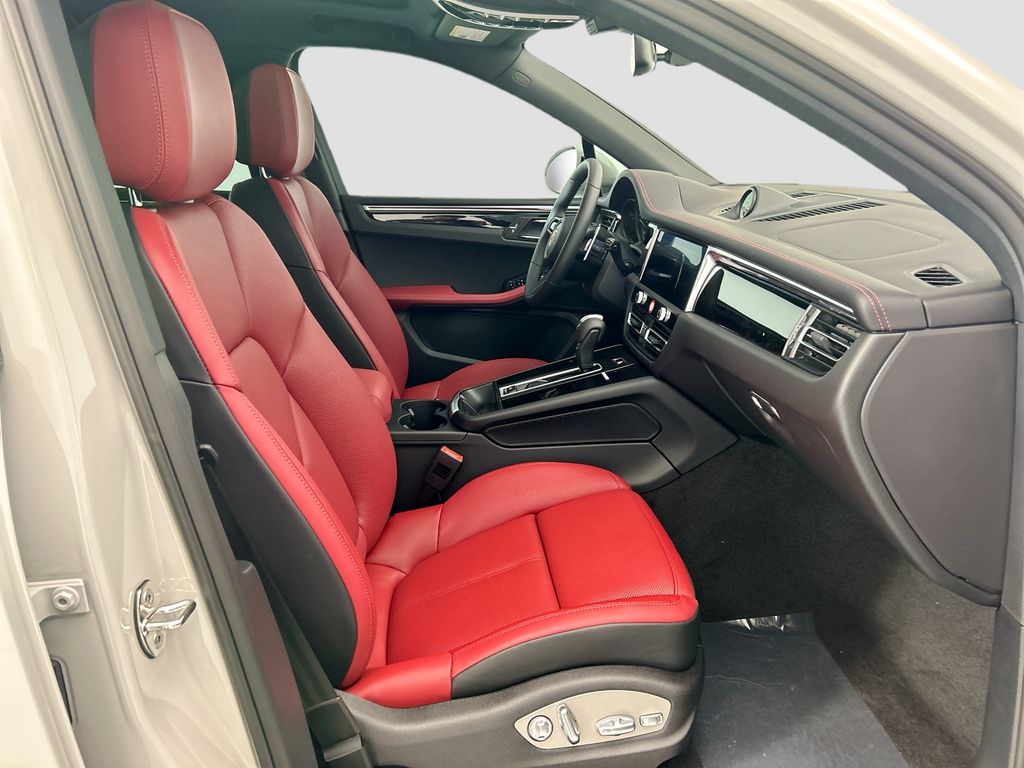Thumbnail: 2026 Porsche Macan - 21