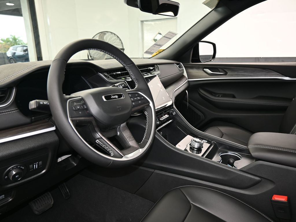 Used 2025 Diamond Black Crystal Pearlcoat Jeep Limited image 12