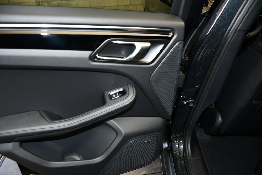 Thumbnail: 2026 Porsche Macan - 20