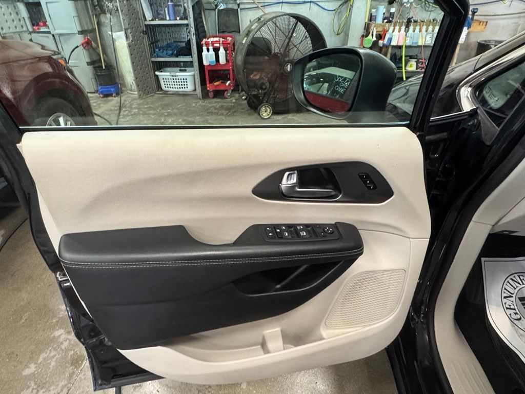 Used 2023 Chrysler Pacifica Van
