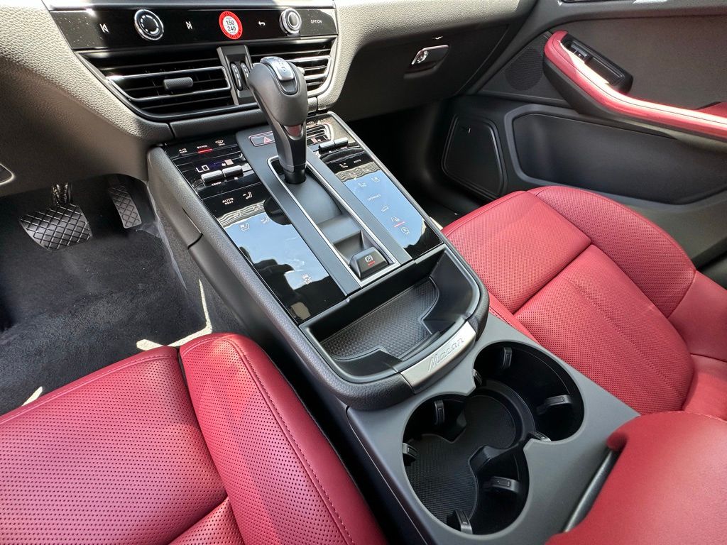 Thumbnail: 2026 Porsche Macan - 32