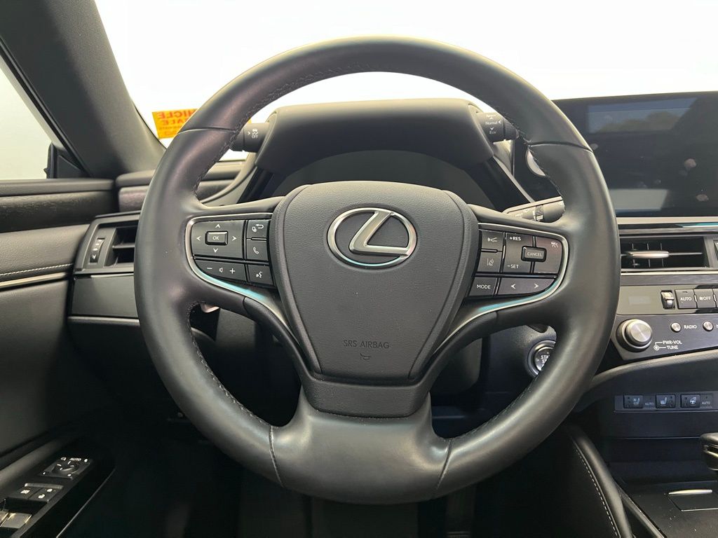 Thumbnail: 2023 Lexus ES - 17