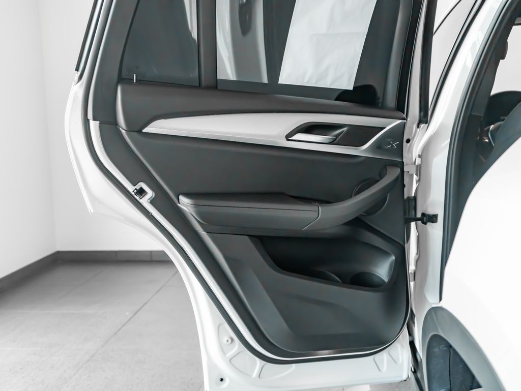 Used 2021 White BMW xDrive30i image 22