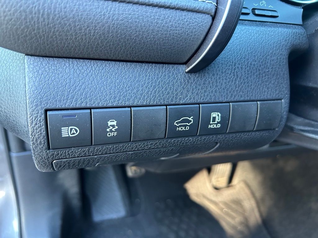 Thumbnail: 2019 Toyota Camry - 18