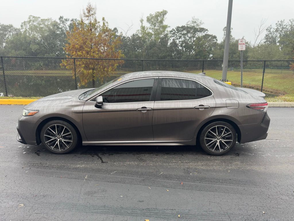 2022 Toyota Camry SE 2