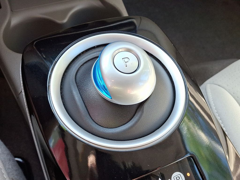 Thumbnail: 2015 Nissan Leaf - 15