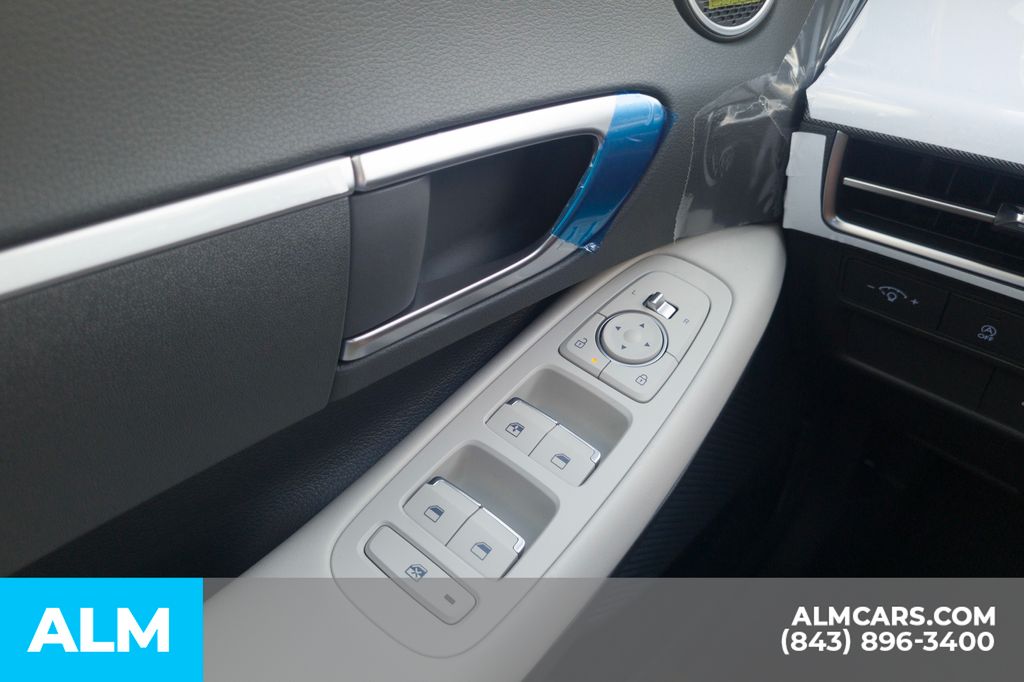 Used 2025 White Hyundai SE image 28