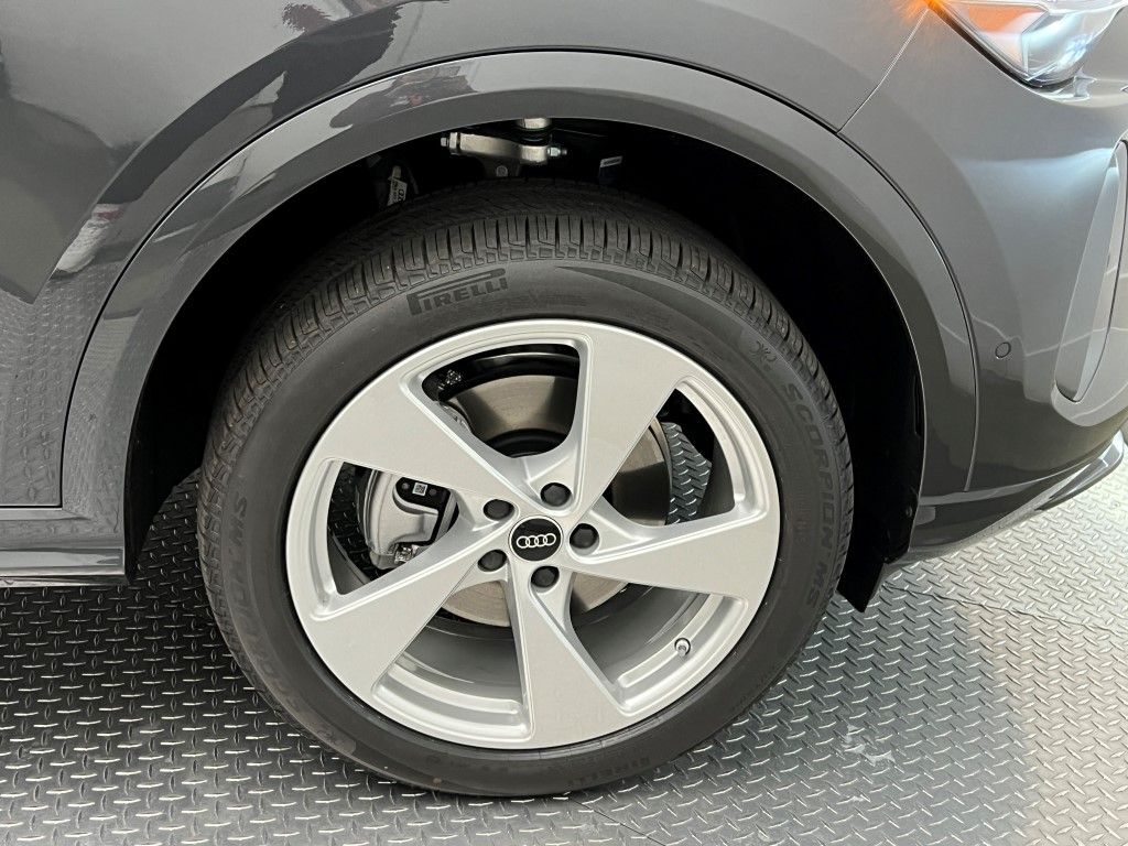 Thumbnail: 2025 Audi Q5 - 13