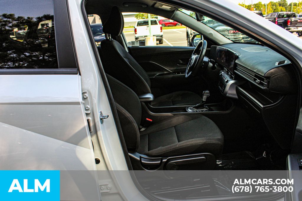Used 2025 White Hyundai SEL image 20
