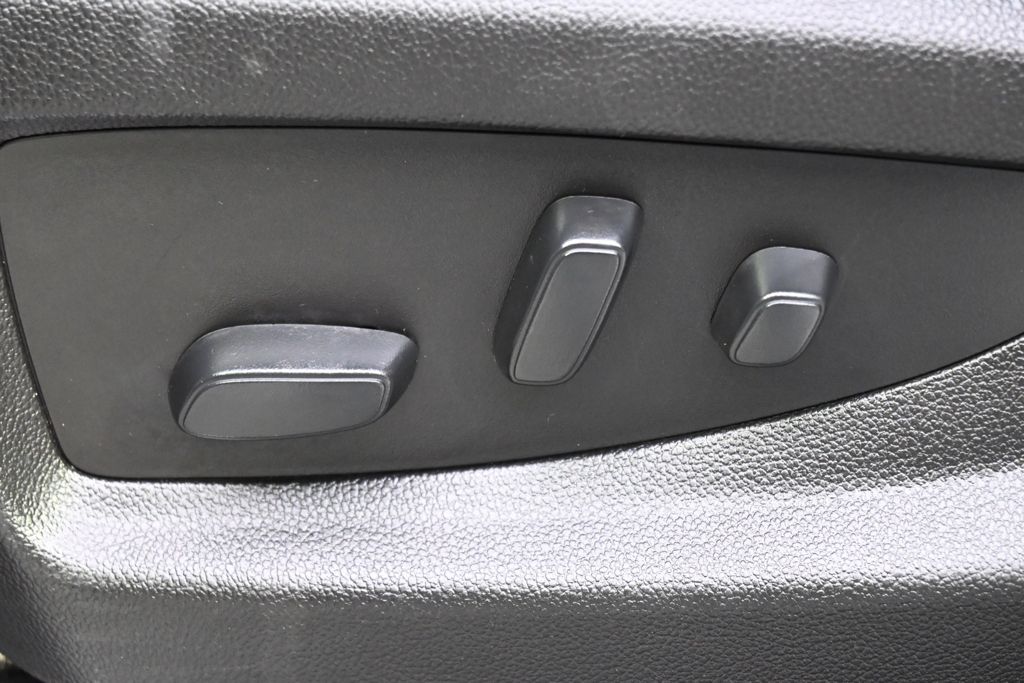 Used 2019  Chevrolet Premier image 9