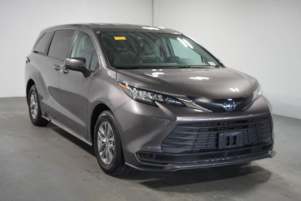 2023 Toyota Sienna LE 3