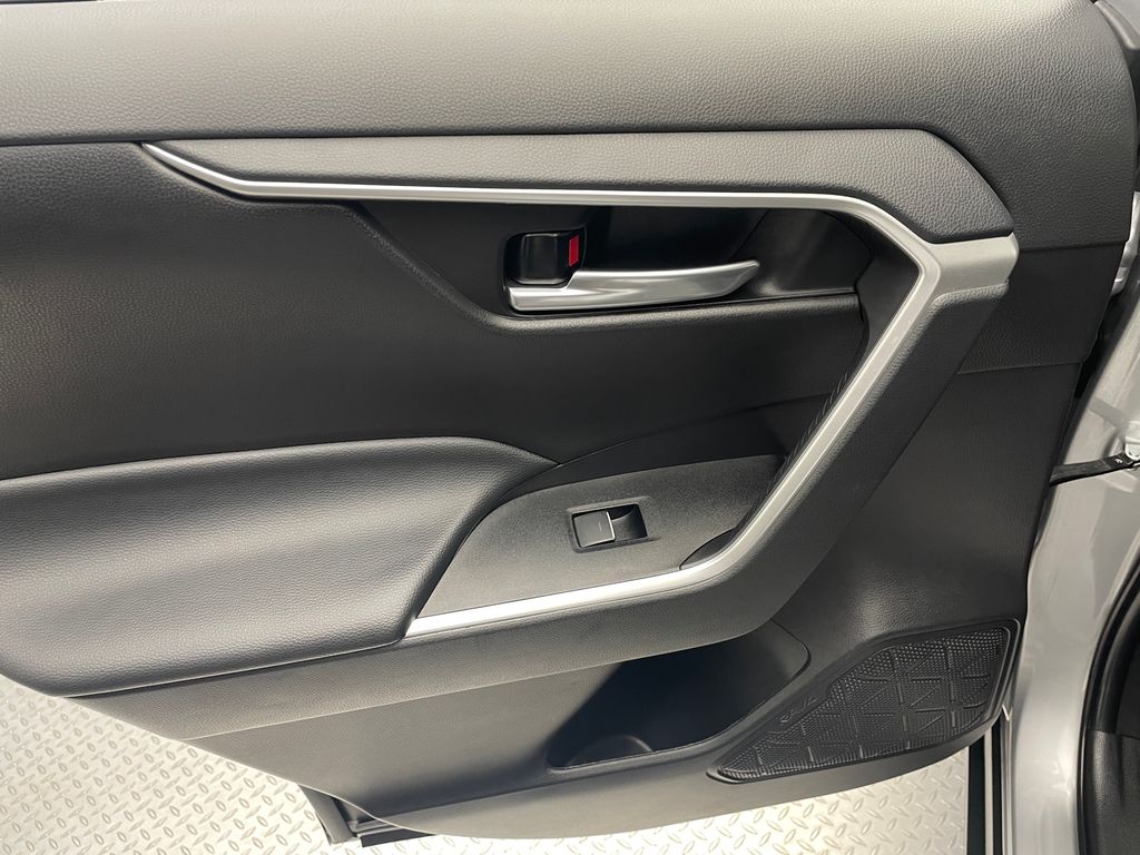 2023 Toyota RAV4 XLE 32