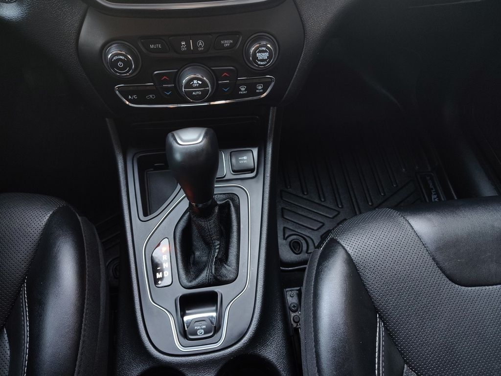 Used Car 2021 Jeep Cherokee  Latitude Lux For Sale Under $20,000 In Austin, Texas