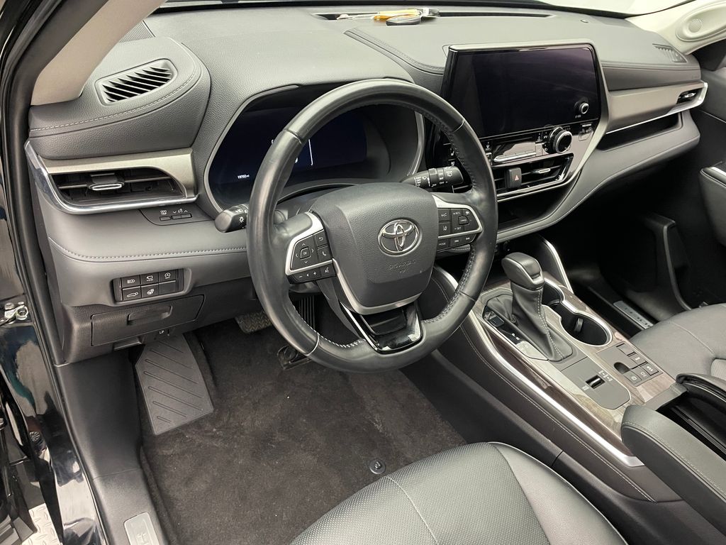 Thumbnail: 2023 Toyota Highlander - 11