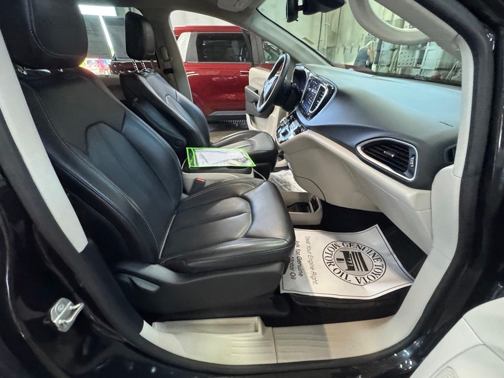 Used 2023 Chrysler Pacifica Van