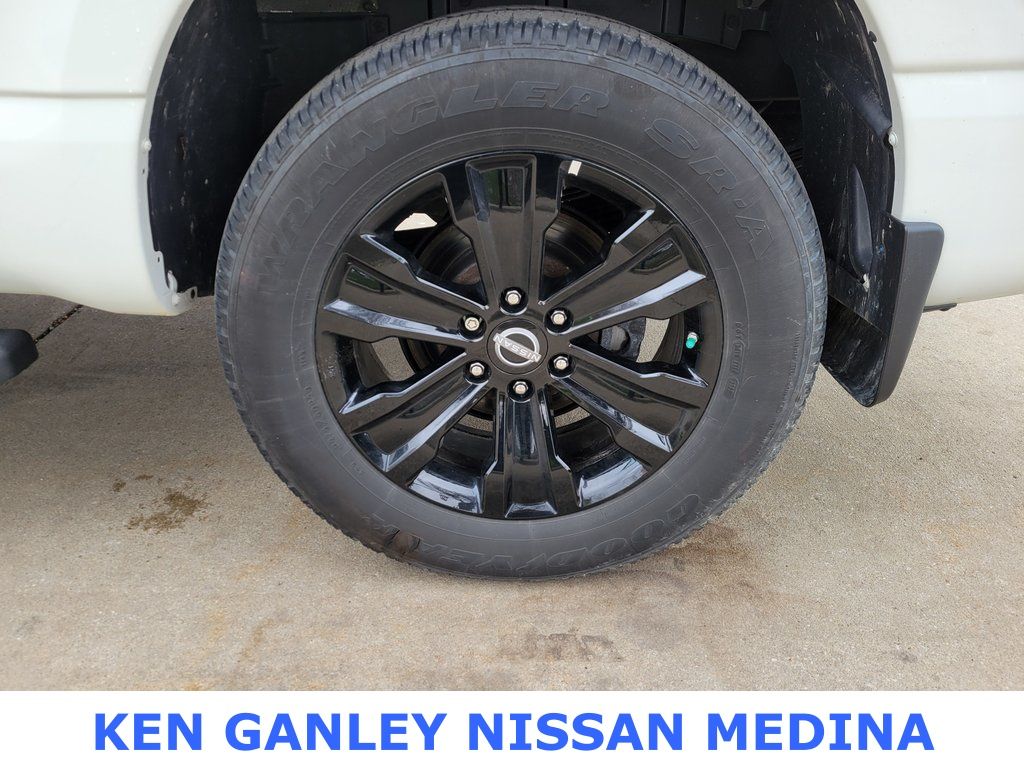 2023 Nissan Titan SV photo