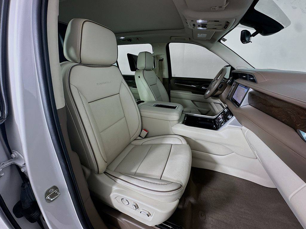 Thumbnail: 2021 GMC Yukon XL - 32