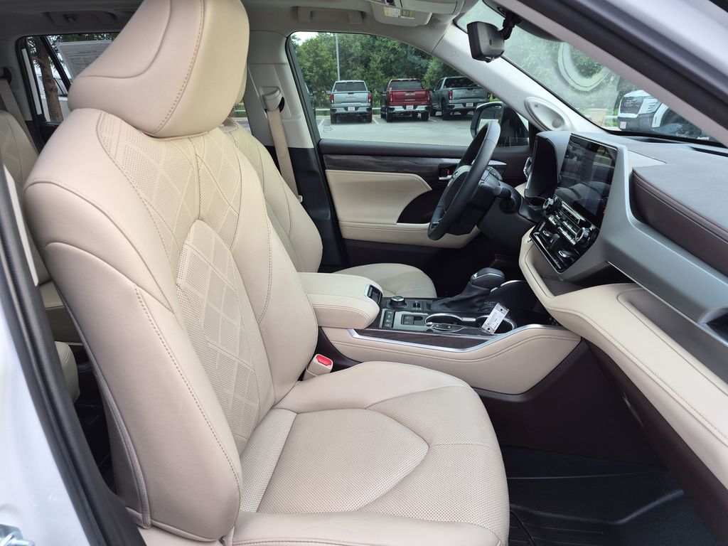 Used Car 2022 Toyota Highlander  Platinum For Sale Under $40,000 In Austin, Texas