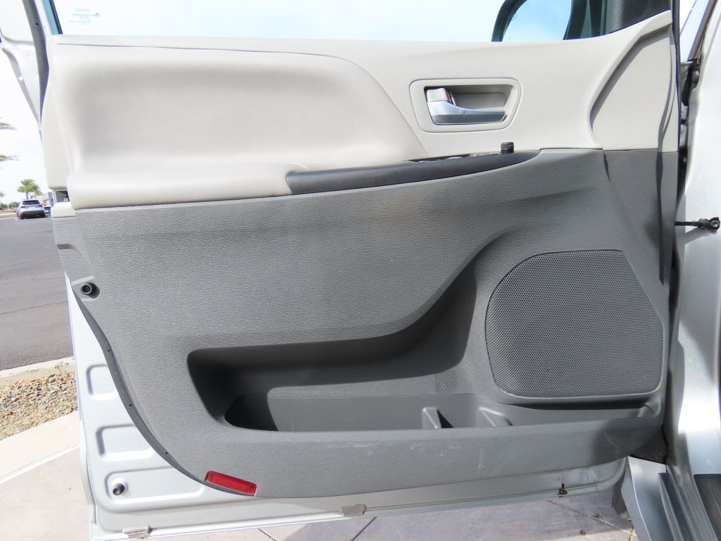 2020 Toyota Sienna LE 25