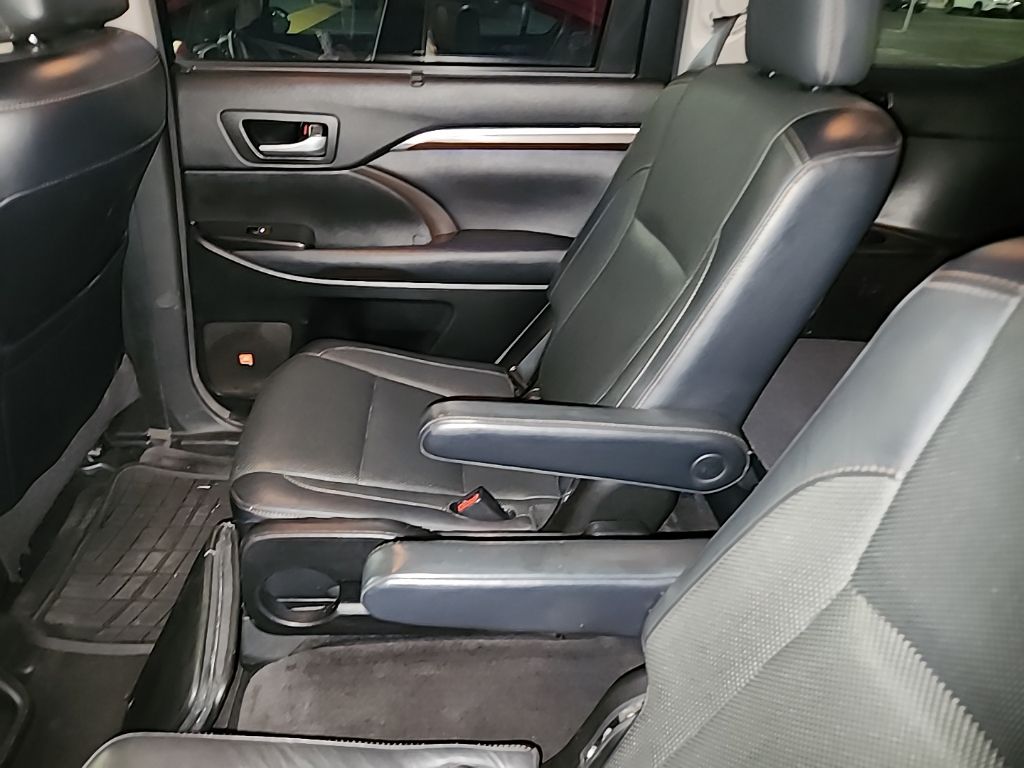 Thumbnail: 2016 Toyota Highlander - 14