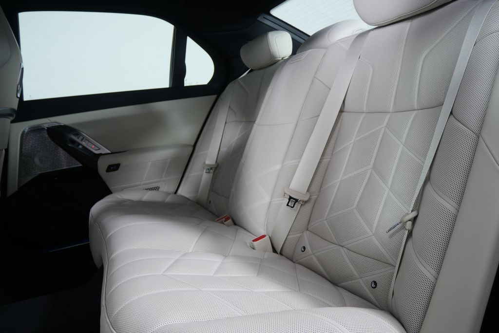 2025 BMW 7 Series 760i xDrive 15