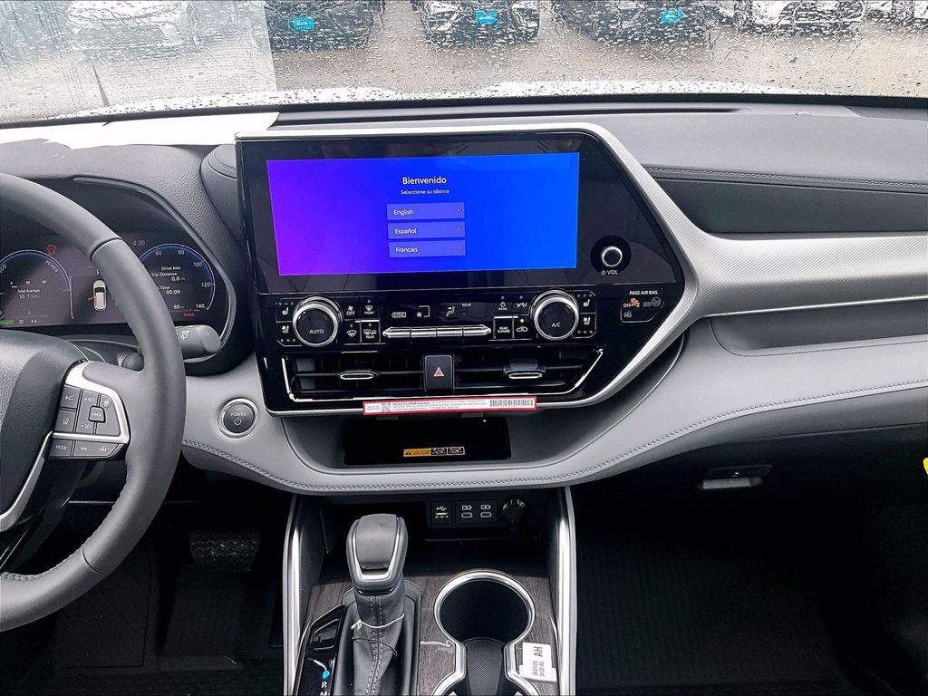 2026 Toyota Highlander Hybrid — photo 12