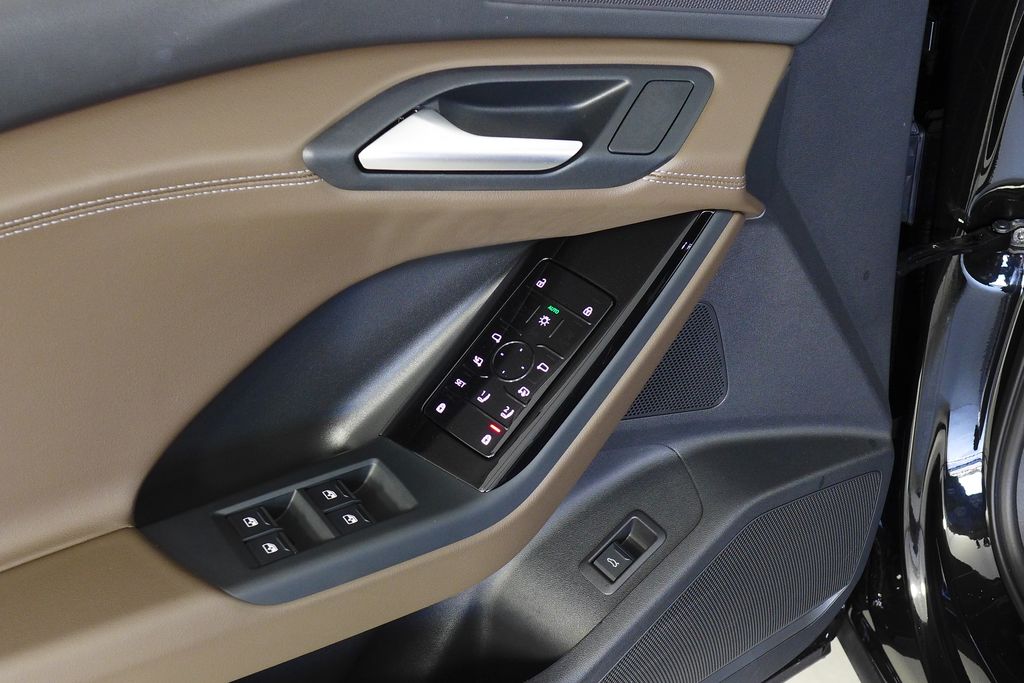 Thumbnail: 2025 Audi Q6 e-tron - 12