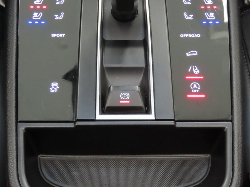 Thumbnail: 2023 Porsche Macan - 27