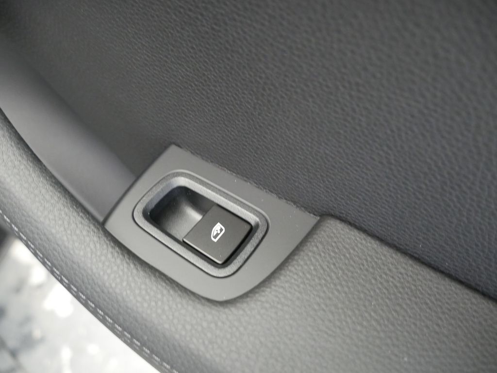 Thumbnail: 2026 Porsche Panamera - 32