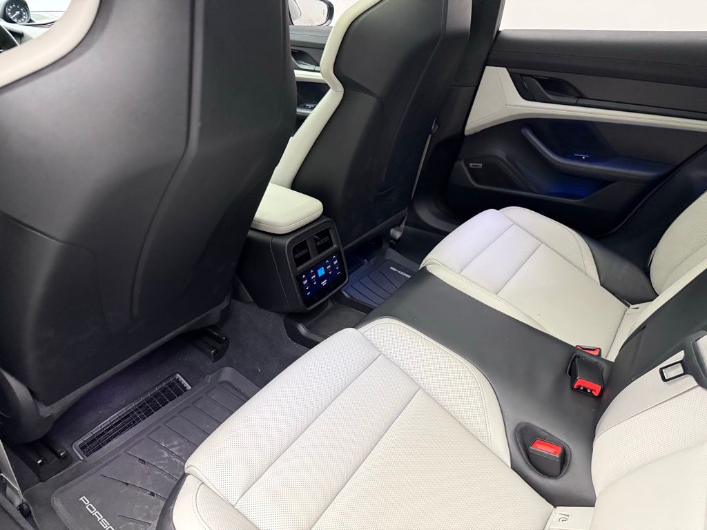 Thumbnail: 2022 Porsche Taycan - 15