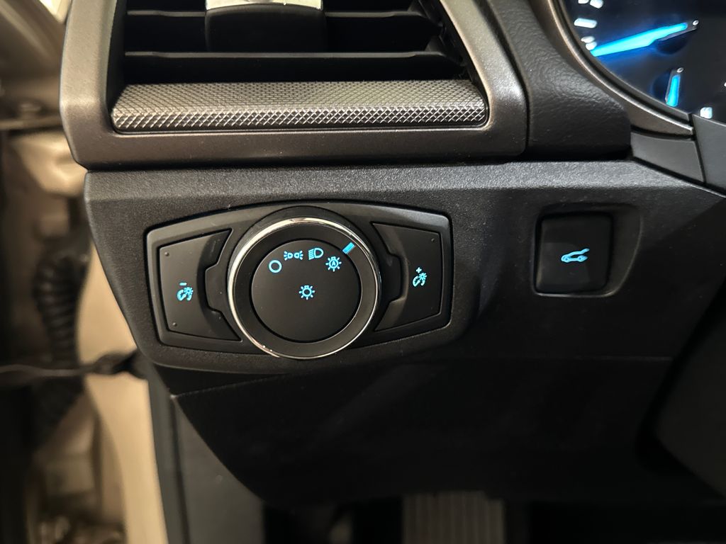 2017 White Gold Ford Fusion SE FWD Sedan