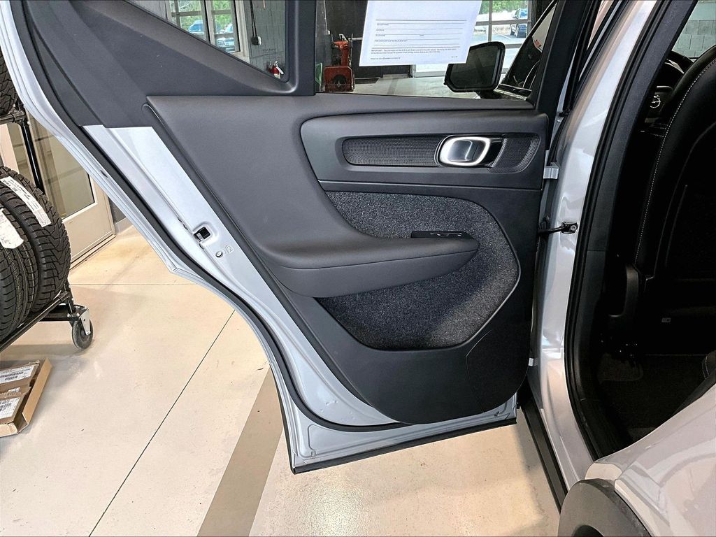 2025 Volvo XC40 — photo 21