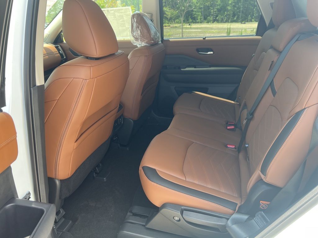 2025 Everest White Pearl Tricoat Nissan Pathfinder Platinum 4X4 SUV